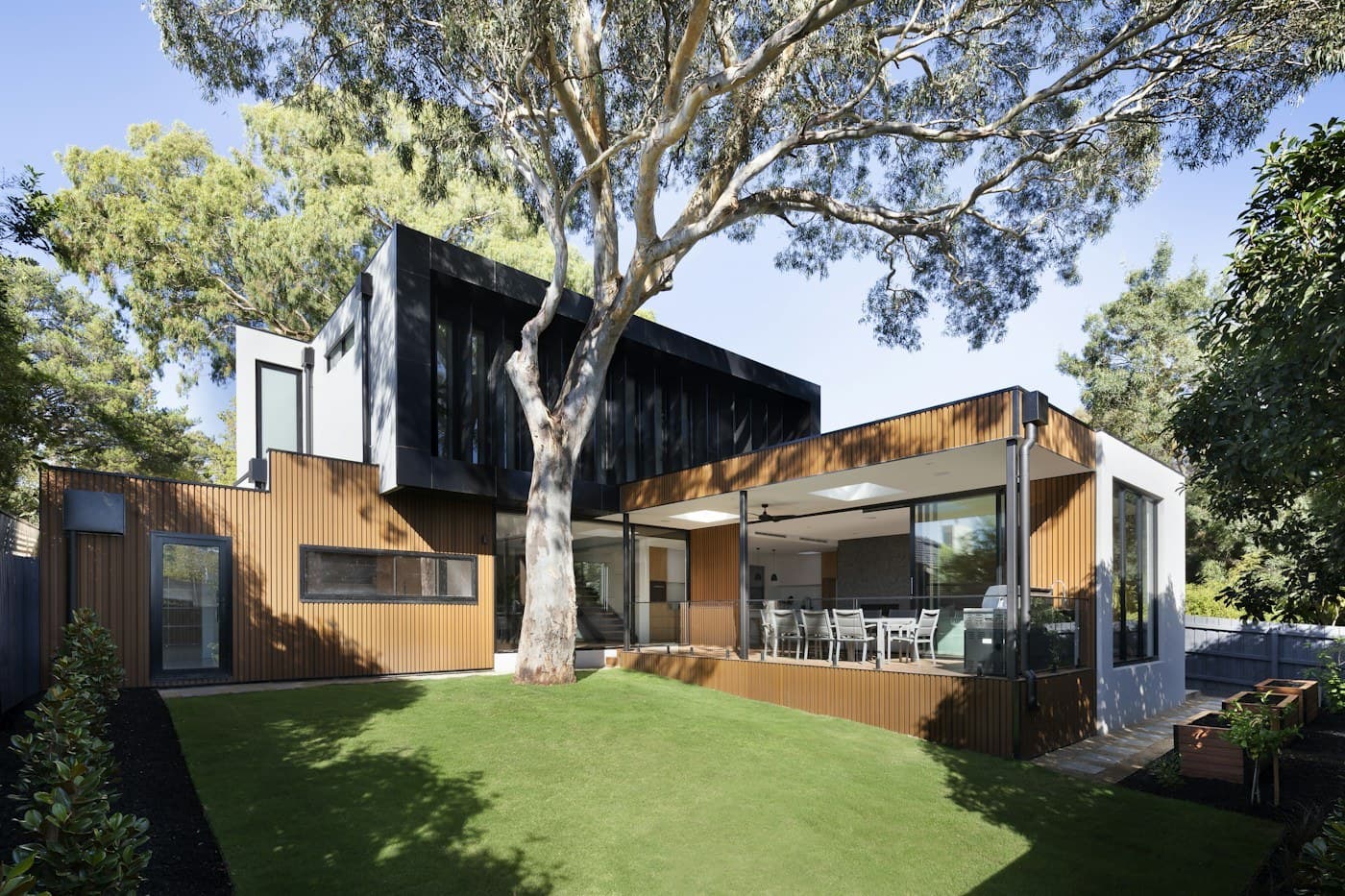Quiet modern residence framed by glass, timber, and greenery